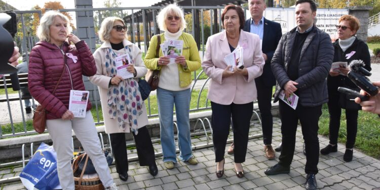Stalowa Wola: Zachęcali do badań profilaktycznych w kierunku raka piersi