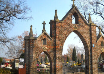 Stalowa Wola: Kwesta na rzecz ratowania zabytkowych nagrobków na obu cmentarzach