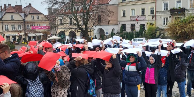 Sandomierz: Na rynku powstanie żywa biało-czerwona flaga.