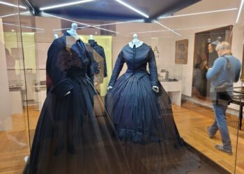 Sandomierz: 'Moda w służbie wolności’ – poruszająca wystawa w Zamku Królewskim.