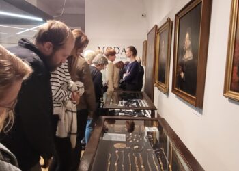 Sandomierz: 'Moda w służbie wolności’ – poruszająca wystawa w Zamku Królewskim.