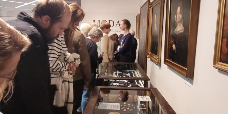 Sandomierz: 'Moda w służbie wolności’ – poruszająca wystawa w Zamku Królewskim.