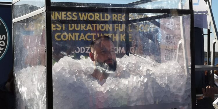 Tarnobrzeg. Zanurzony po szyję w lodzie chce pobić rekord Guinnessa