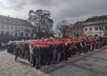Sandomierz: Rekord na rynku – żywa flaga z 900 uczestników.