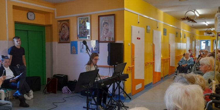 Tarnobrzeg. Goście i wspólne świętowanie w Zakładzie Pielęgnacyjno-Opiekuńczym