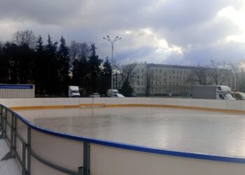 Stalowa Wola: Prace przy uruchamianiu sztucznego lodowiska na finiszu