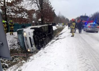 Mielec: Oblodzona jezdnia skutkiem zdarzenia drogowego