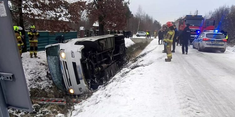Mielec: Oblodzona jezdnia skutkiem zdarzenia drogowego