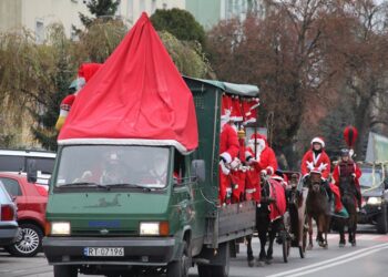 Tarnobrzeg. Jubileuszowa Parada Mikołajów