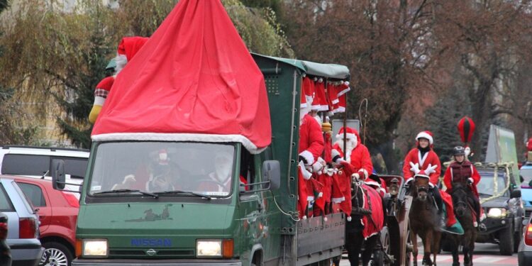 Tarnobrzeg. Jubileuszowa Parada Mikołajów