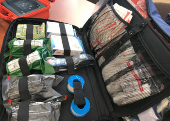 Stalowa Wola: Policjanci otrzymali torby medyczne R-0 i defibrylator.