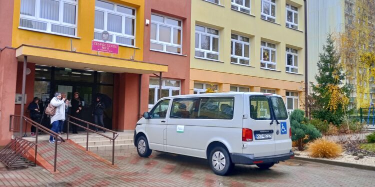 Stalowa Wola: Nowy bus dla niepełnosprawnych dzieci w Zespole Szkół nr6 Specjalnych