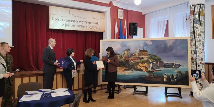 Sandomierz: Wspaniały prezent od kieleckiego Plastyka dla sandomierskiej Marmolady.