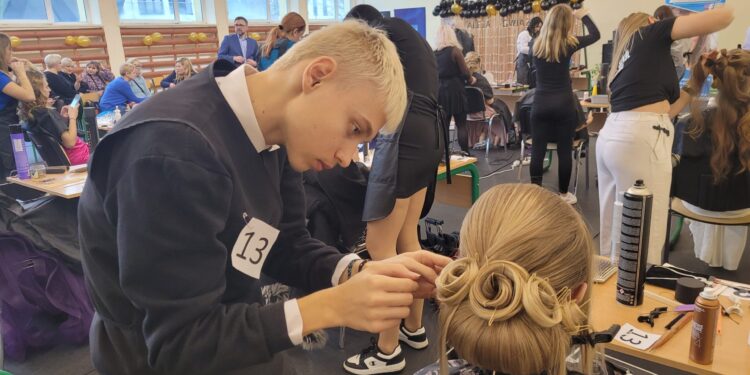 Sandomierz: III Konkurs Sztuki Fryzjerskiej TUFKO – MANIA.