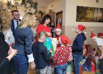 Łoniów: Pomocnicy św. Mikołaja odwiedzili dom dziecka.