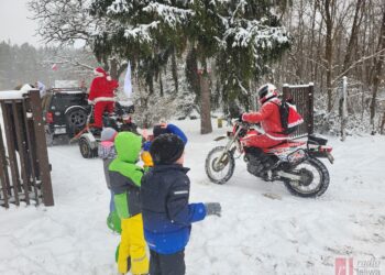 Baranów Sandomierski. Zmotoryzowani Mikołaje z prezentami dla Domu Dziecka w Skopaniu