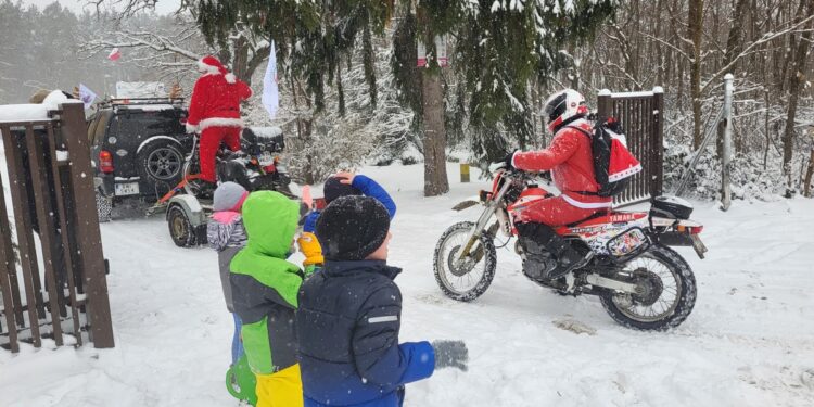 Baranów Sandomierski. Zmotoryzowani Mikołaje z prezentami dla Domu Dziecka w Skopaniu