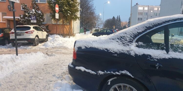 Tarnobrzeg. Służby nadal odśnieżają. Obecny priorytet: chodniki i przejścia dla pieszych