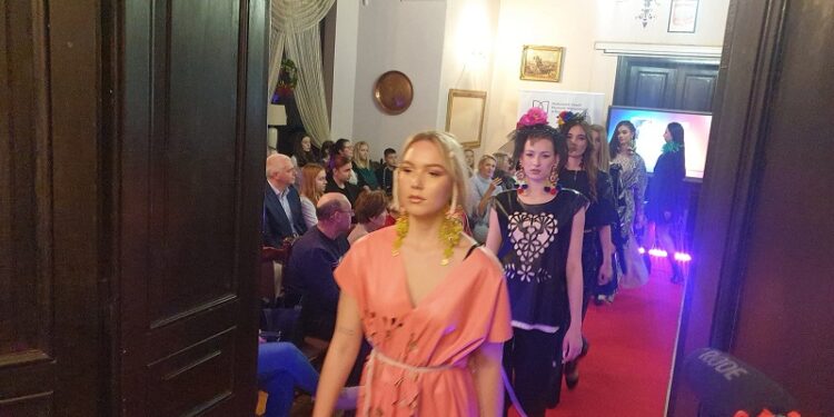 Tarnobrzeg. Nagrodzono uczestników konkursu „Etnodesign w nowoczesnym wydaniu”