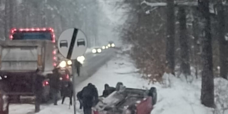 Stalowa Wola: Dachowanie samochodu na drodze wojewódzkiej przed Jamnicą