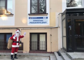 Nowa Dęba. Mikołaj w odwiedzinach u małych pacjentów szpitala
