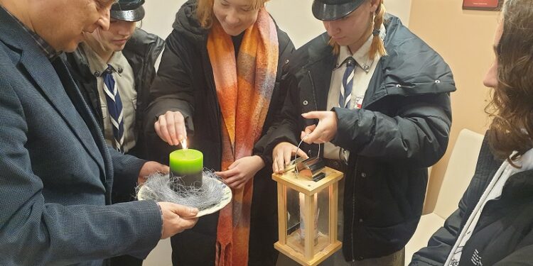 Tarnobrzeg. Harcerze roznoszą Betlejemskie Światło Pokoju