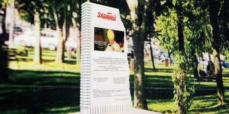 Staszów. Odsłonią pomnik wdzięczności dla świętego Jana Pawła II