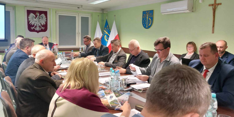 Stalowa Wola: Uchwała o pomocy obywatelom Ukrainy nie wszystkim radnym powiatowym się podoba