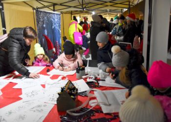 Stalowa Wola: Miejskie mikołajki pełne świątecznej atmosfery, prezentów i blasku choinki.