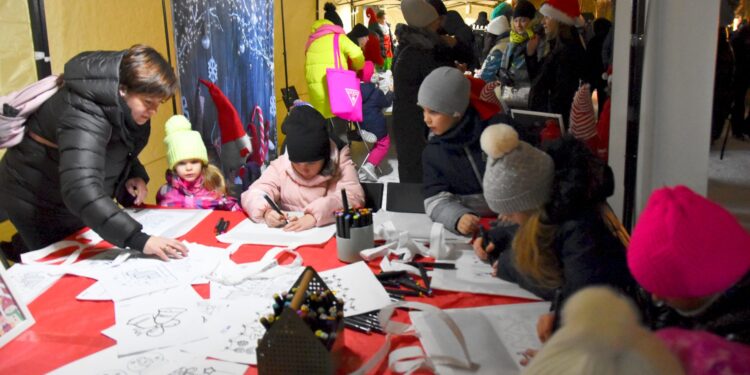 Stalowa Wola: Miejskie mikołajki pełne świątecznej atmosfery, prezentów i blasku choinki.