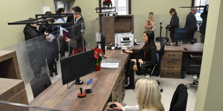 Stalowa Wola: Biuro paszportowe i filia urzędu miasta już otwarte na dworcu w Rozwadowie