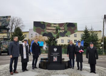 Sandomierz: Niezwykła instalacja na Rondzie Sandomierskich Radiotechników.
