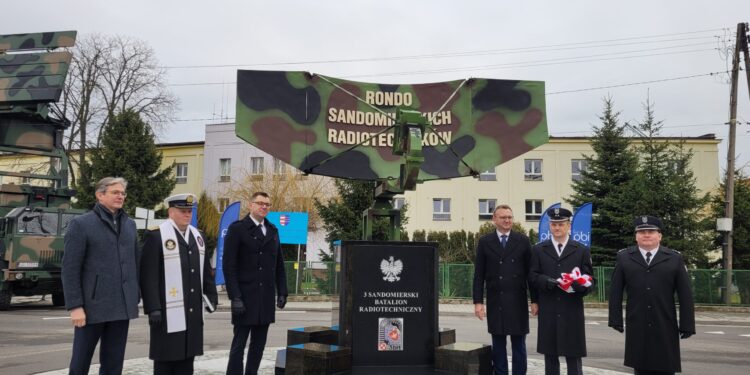 Sandomierz: Niezwykła instalacja na Rondzie Sandomierskich Radiotechników.