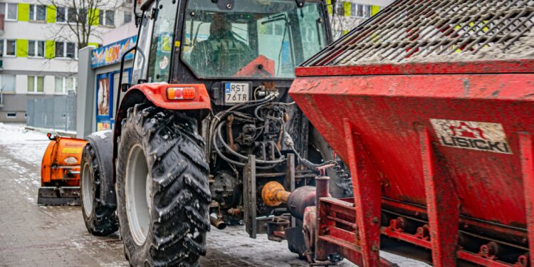 Stalowa Wola: Od soboty służby miejskie działają na drogach w ramach akcji Zima