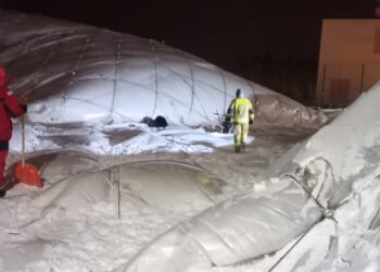 Stalowa Wola:Pod naporem śniegu i lodu złożył się namiot pneumatyczny na PCPN