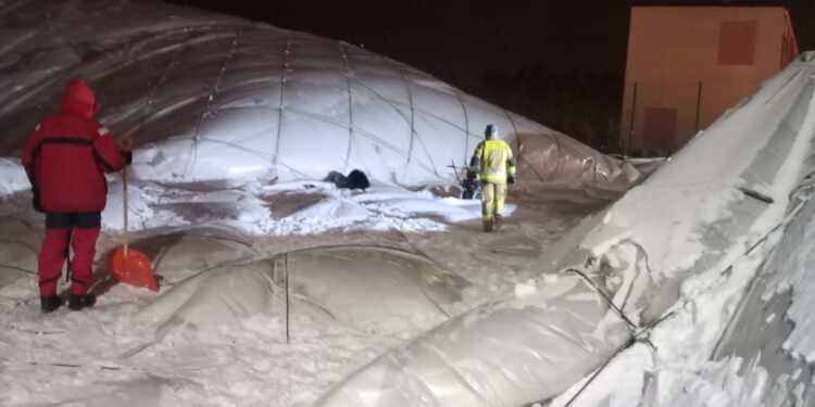 Stalowa Wola:Pod naporem śniegu i lodu złożył się namiot pneumatyczny na PCPN