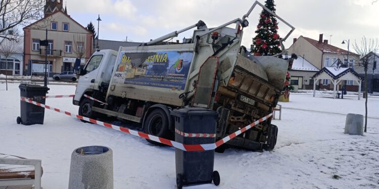 Stalowa Wola: Zapadła się fontanna posadzkowa w Rozwadowie