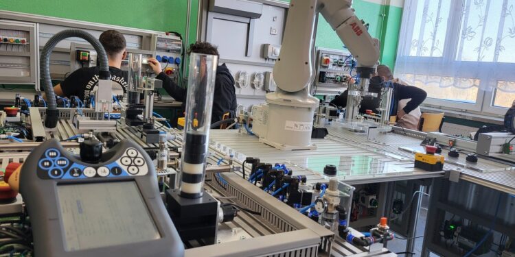 Tarnobrzeg. Górnik z nowoczesną pracownią do nauki automatyki