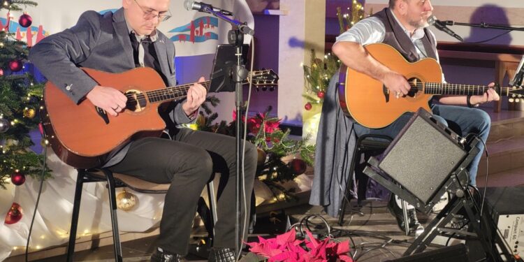 Tarnobrzeg. Zabrzmiały kolędy, ballady i piosenki żeglarskie.