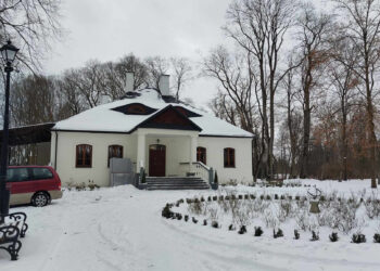 Bieliny: Popadający kiedyś w ruinę zabytkowy dworek znów tętni życiem