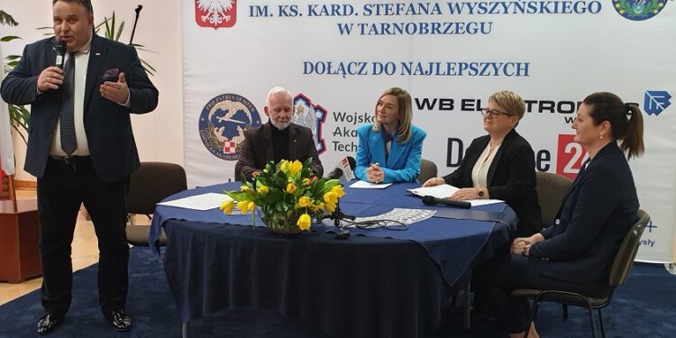 Tarnobrzeg. W tym liceum będą uczyć wystąpień publicznych, etykiety i… tańca