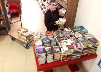 Stalowa Wola: Mieszkanka Stalowej Woli podarowała bibliotece 400 książek.