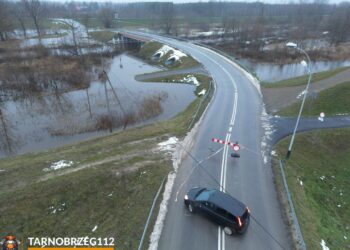 Gorzyce. Zalana droga do mostu w Orliskach