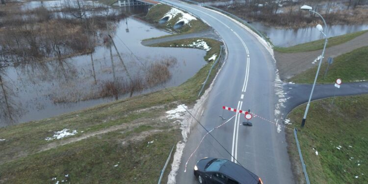 Gorzyce. Zalana droga do mostu w Orliskach