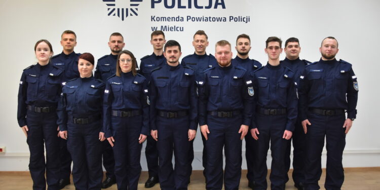 Mielec:  13 nowo przyjętych policjantów zasili szeregi mieleckiej Policji