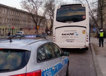 Stalowa Wola: Policjanci kontrolują autobusy wiozących dzieci na zimowy wypoczynek