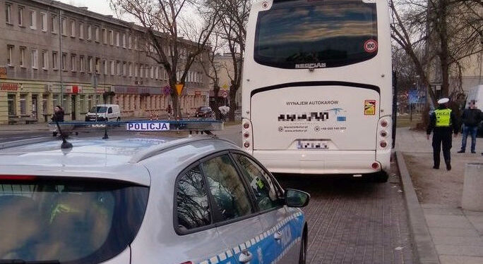Stalowa Wola: Policjanci kontrolują autobusy wiozących dzieci na zimowy wypoczynek