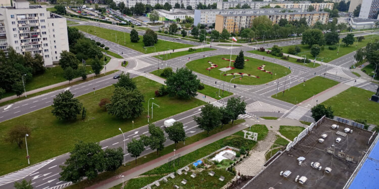 Stalowa Wola: Przejazd przez pas zieleni na Alejach nie tylko dla straży?