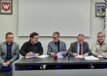 Borowa: Podpisano umowę na renowację ołtarza głównego w kościele parafialnym w Borowej