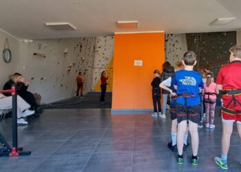 Tarnobrzeg. Ścianka wspinaczkowa i basen hitem ferii